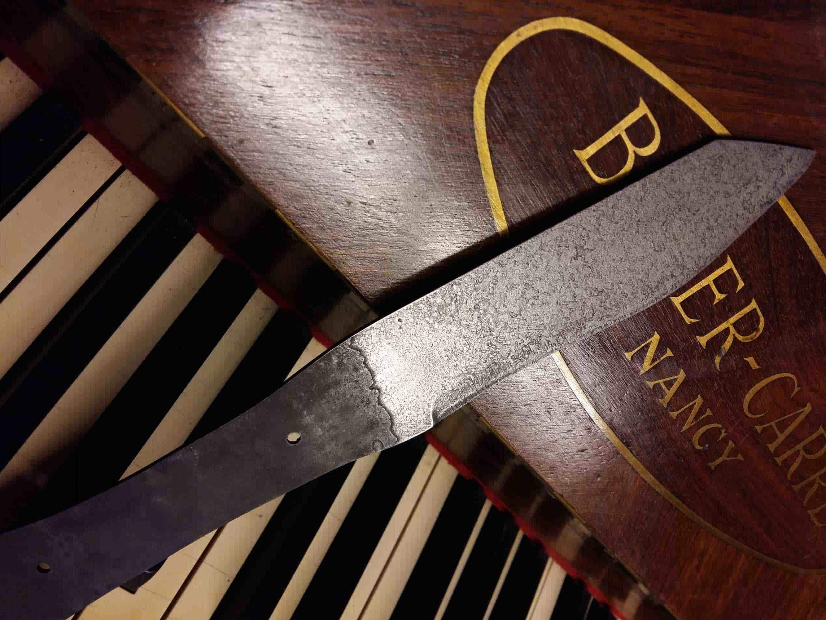 5 étapes à respecter pour créer un manche de couteau plate semelle - ForgeOrigine
