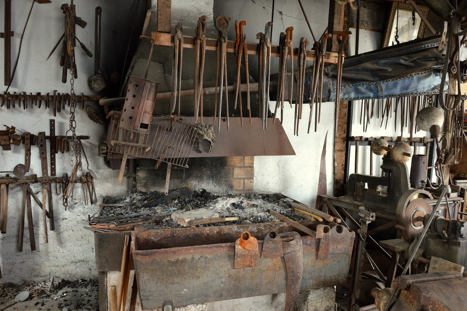 La forge à charbon pour un forgeron amateur ou professionnel