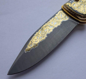 Couteau de poche en acier damas et or - ForgeOrigine